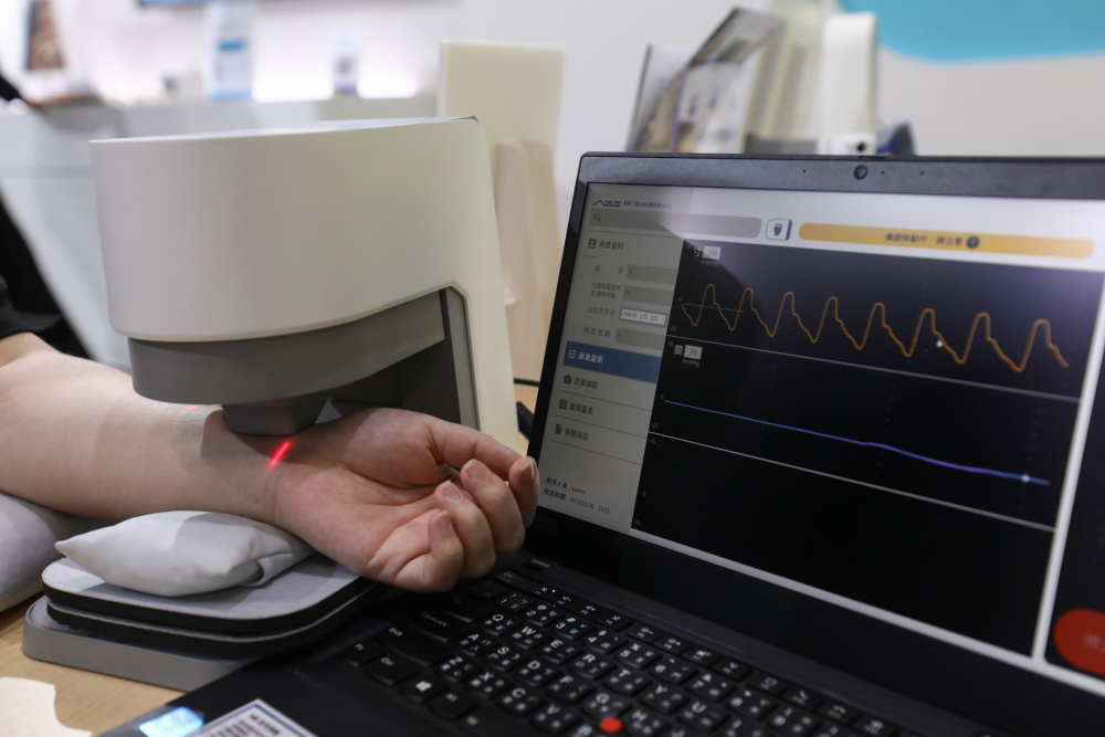 40001百老汇耘康脈象檢測系統透過電腦精準控制升降系統，還原中醫師三指把脈過程的舉、按、尋手法，將脈象感受轉化成數據，未來可結合大數據分析，實現智慧醫療及準確性
